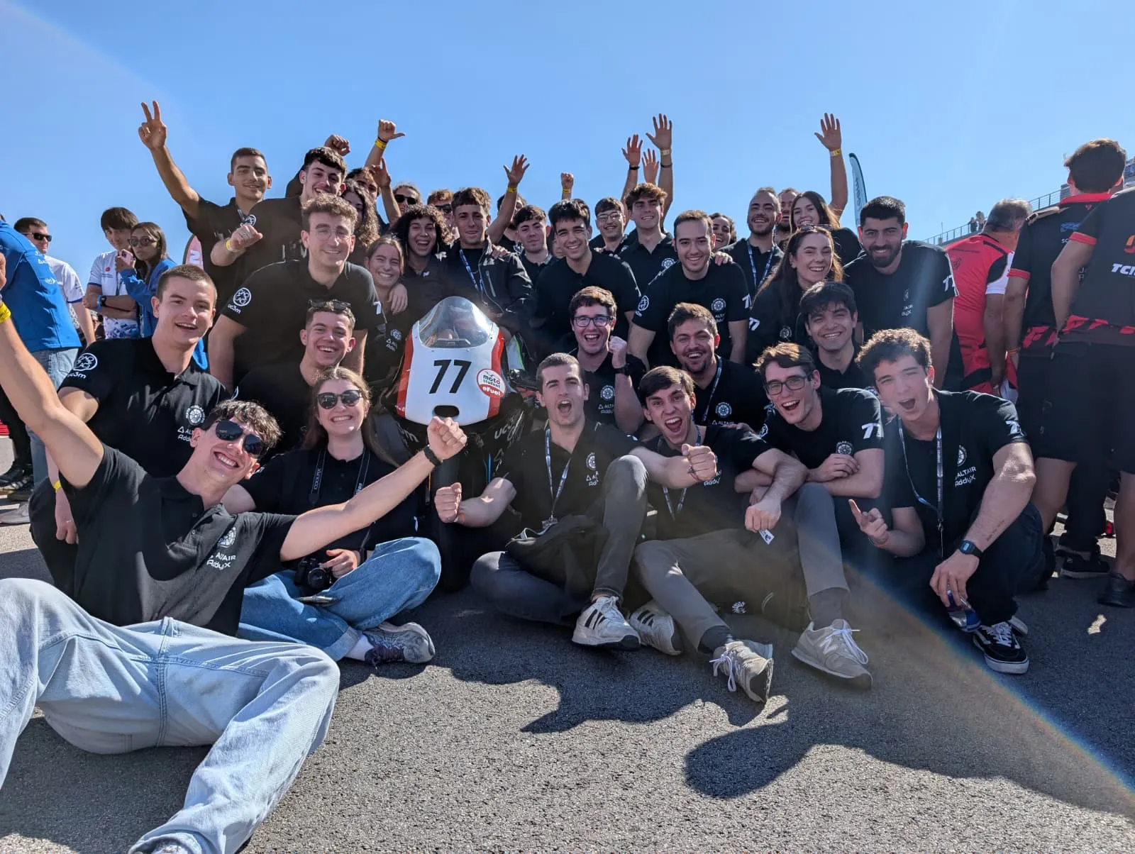 Equipo MOTO-MAQLAB-UC3M celebrando con el prototipo de competición en circuito