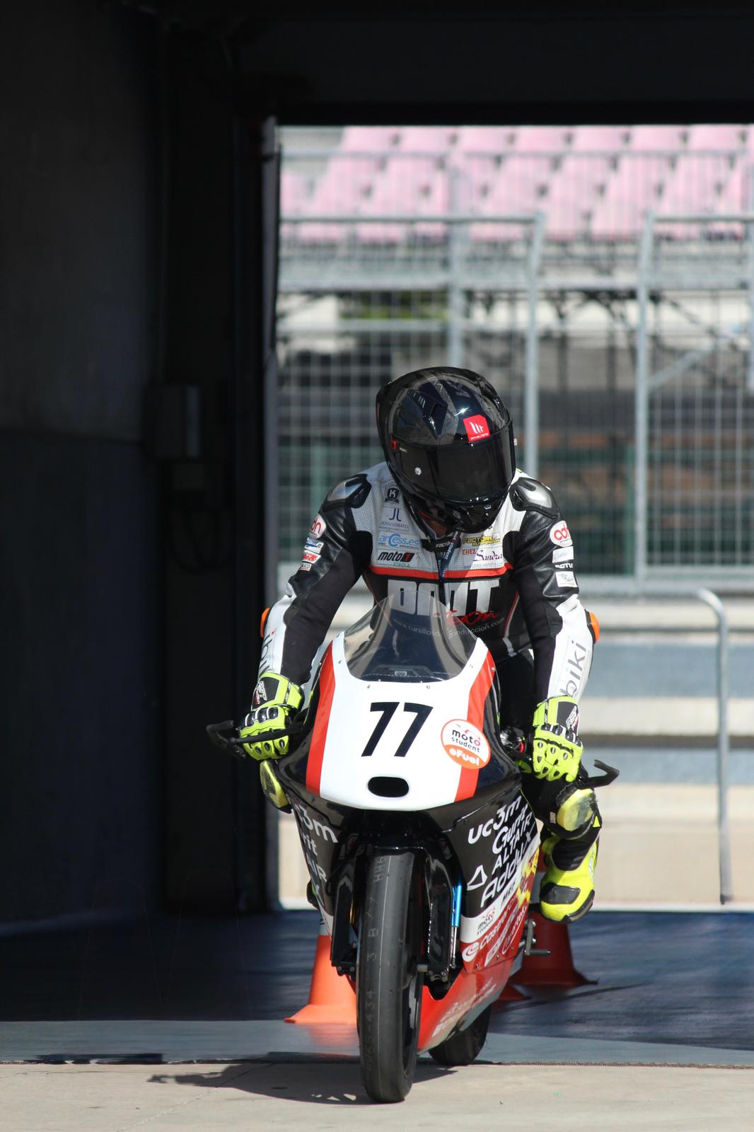 Miembros del equipo MOTO-MAQLAB-UC3M trabajando juntos