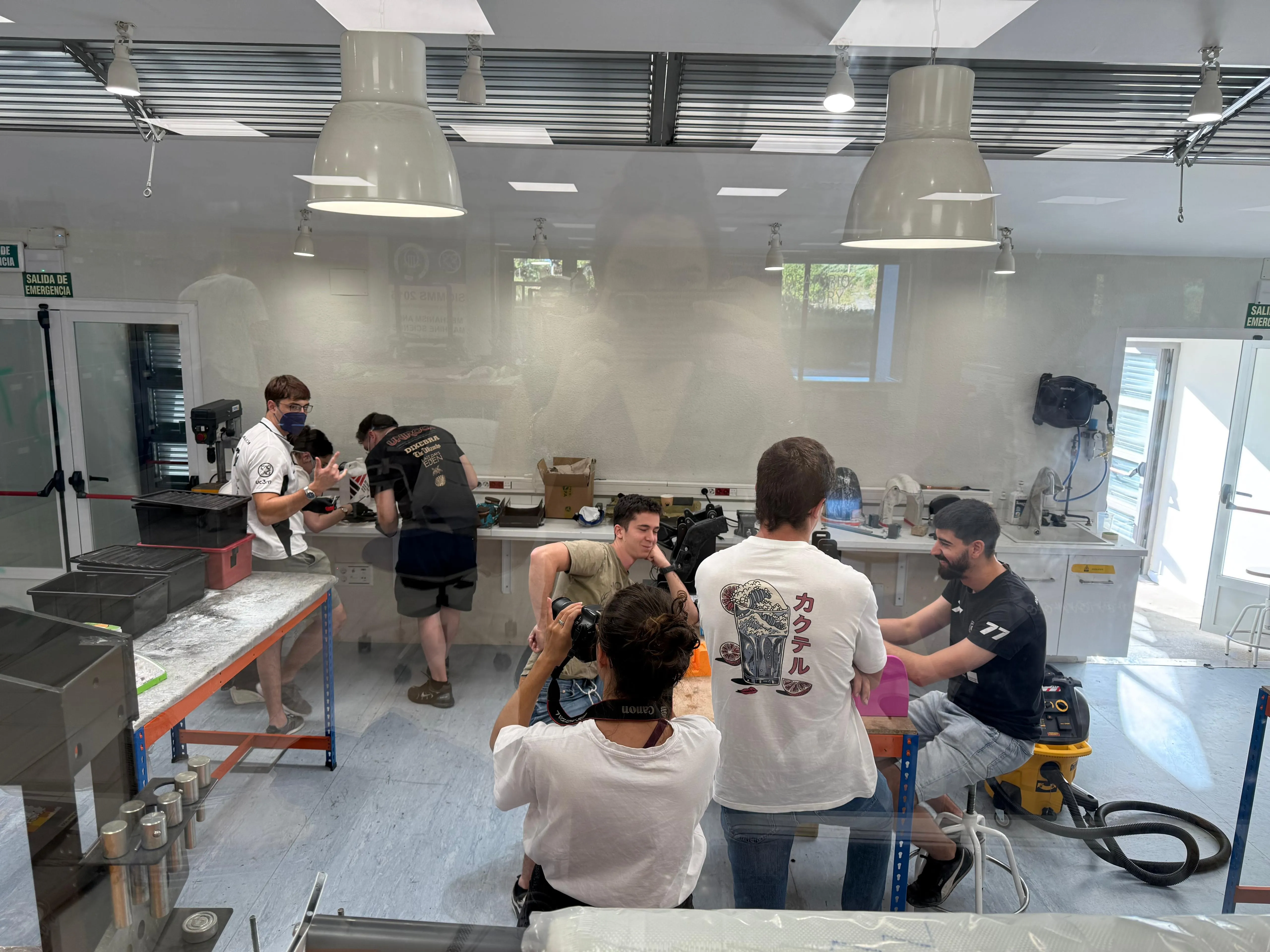 Estudiantes de MOTO-MAQLAB-UC3M trabajando en el taller de la UC3M