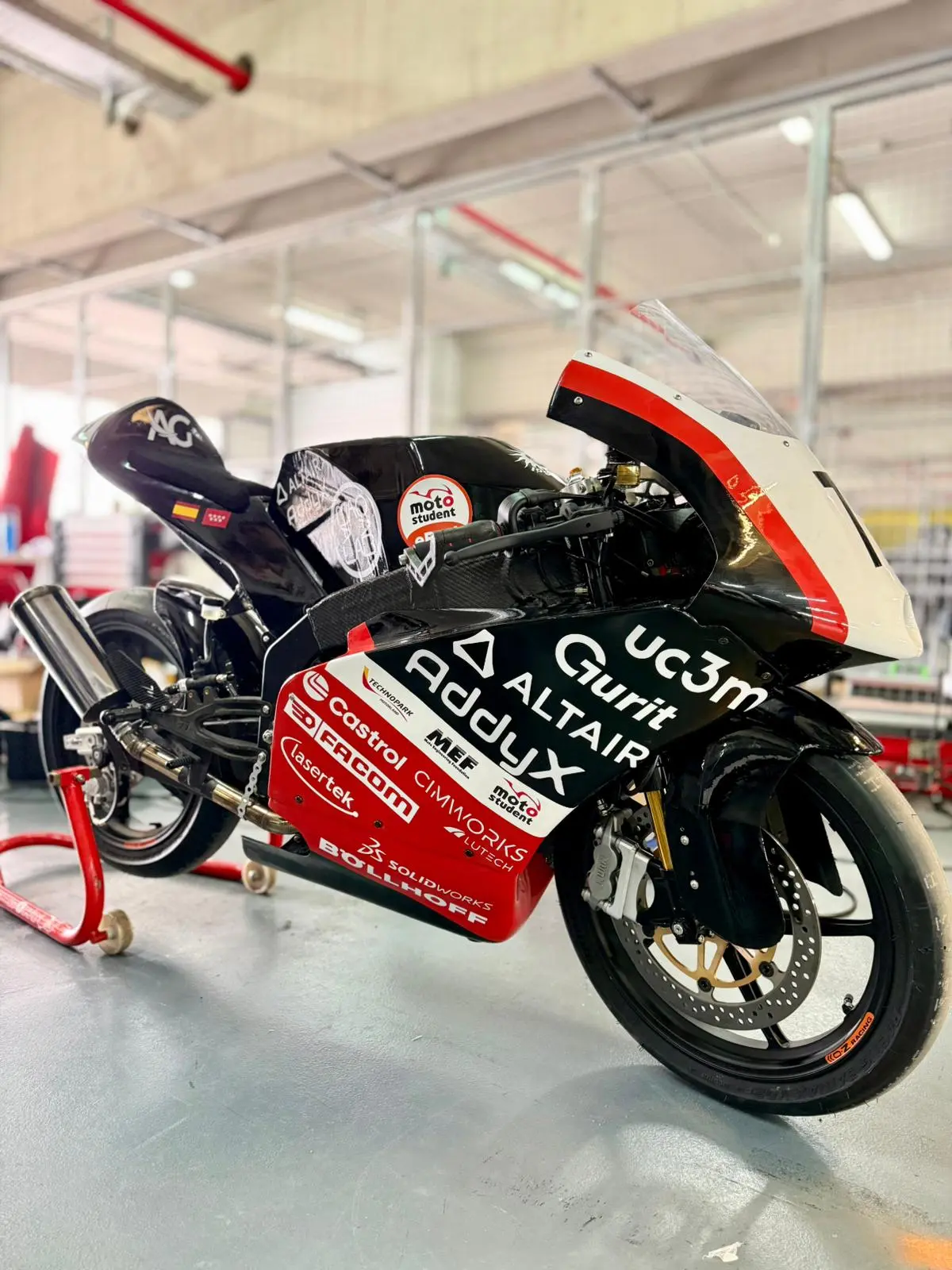 Prototipo MS8 de MOTO-MAQLAB-UC3M 2025 - chasis de fibra de carbono de doble viga, segundo puesto en Pitch Presentation